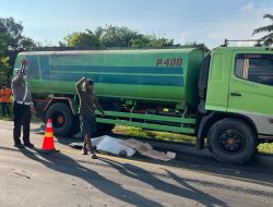 Melintas Dijalan Bergelombang, Penumpang Revo Tewas Terlindas Truk 