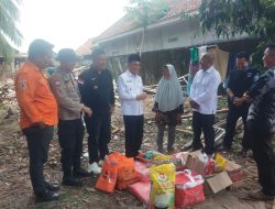 Wakil Bupati Ogan Ilir Berikan Santunan Kepada Korban Rumah Roboh di Tanjung Batu