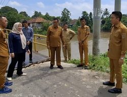Bupati Ogan Ilir Cek Jembatan Lubuk Rukam-Muara Kumbang, Minta Kadin PU PR Segara Perbaiki