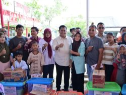 Gerak Cepat !! Bupati Askolani Serahkan Bantuan Seragam Sekolah dan Sembako Bagi Anak dan Warga Terdampak Kebakaran