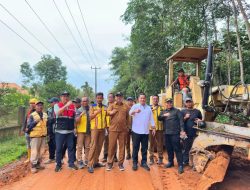 Pastikan Peningkatan Jalan Lancar, Bupati Banyuasin Tinjau Jalan Rambutan Mendal Mendil 