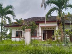 Miris! Rumah Dinas Di Banyuasin Terbengkalai, Cat memudar, Dipenuhi Rumput Dan Tanaman Liar