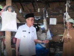 Hujan Deras, Wabup Ardani Tetap Kunjungi Rumah Warga Ogan Ilir yang Akan Dibedah