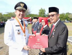 Bupati Panca Berikan Penghargaan Satya Lencana Karya Satya 10 Tahun Untuk Kabag Umum Ogan Ilir