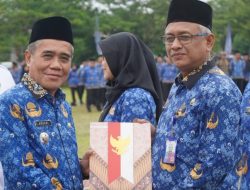 Pimpin Apel Gabungan Pejabat Pemkab Ogan Ilir, Wabup Ardani Serahkan Kenaikan Pangkat ASN