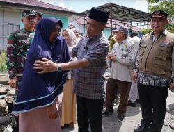 Wabup Ardani Tinjau Jembatan dan Rumah Roboh Akibat Hujan Deras di Payaraman