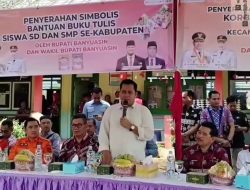 Gerak Cepat !! Bupati Askolani Serahkan Bantuan Seragam Sekolah dan Sembako Bagi Anak dan Warga Terdampak Kebakaran