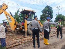 Respons Keluhan Warga Sungai Dua Rambutan, Polres Banyuasin Perbaiki Jalan Rusak 