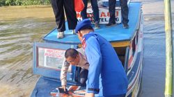 Aksi Humanis, Satpol Airud Polres Banyuasin Sigap Bantu Warga di Dermaga Jalur 6 Muara Telang