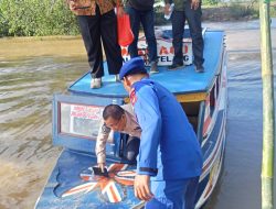 Aksi Humanis, Satpol Airud Polres Banyuasin Sigap Bantu Warga di Dermaga Jalur 6 Muara Telang