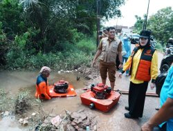 Gerak Cepat Tanggapi Keluhan Warga, Wabup Netta Indian Tinjau Langsung Penanganan Banjir di Sukajadi Timur