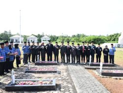 Peringati Harkitnas Ke-118, Sekda Erwin Ibrahim Pimpin Ziarah dan Tabur Bunga di Makam Pahlawan Banyuasin