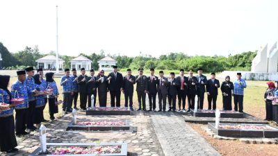 Peringati Harkitnas Ke-118, Sekda Erwin Ibrahim Pimpin Ziarah dan Tabur Bunga di Makam Pahlawan Banyuasin