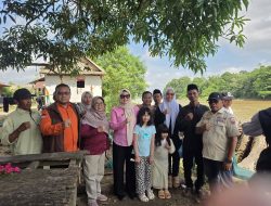 Manfaatkan Libur Akhir Pekan, Wabup Banyuasin Netta Indian Tinjau Sawah dan Budidaya Ikan Toman di Rantau Bayur