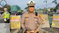 Wujud Kepedulian di Tengah Kemacetan, KBO Satlantas Banyuasin Iptu Eko Bagikan Snack dan Minuman kepada Pengguna Jalan