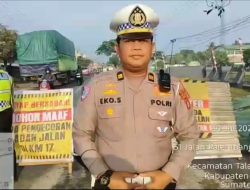 Wujud Kepedulian di Tengah Kemacetan, KBO Satlantas Banyuasin Iptu Eko Bagikan Snack dan Minuman kepada Pengguna Jalan
