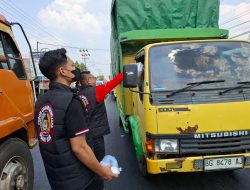 Di Tengah Kabut Asap, Forum Cakar Sriwijaya Ogan Ilir Bagikan 300 Paket Makanan dan Masker di Jalintim