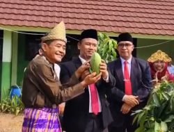 Kakan Kemenag Banyuasin Panen Perdana Mangga di Kebun Ekoteologi MAN 1 Banyuasin Jilid I