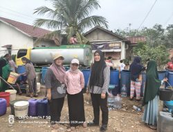 Atasi Dampak Kekeringan, Pemerintah Desa Tanjung Agung Distribusikan Air Bersih