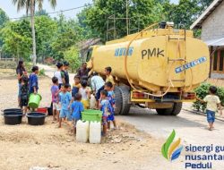 Prihatin Kemarau Panjang, PT SGN PG Cinta Manis Salurkan 5 Ribu Liter Air Bersih ke Dua Desa